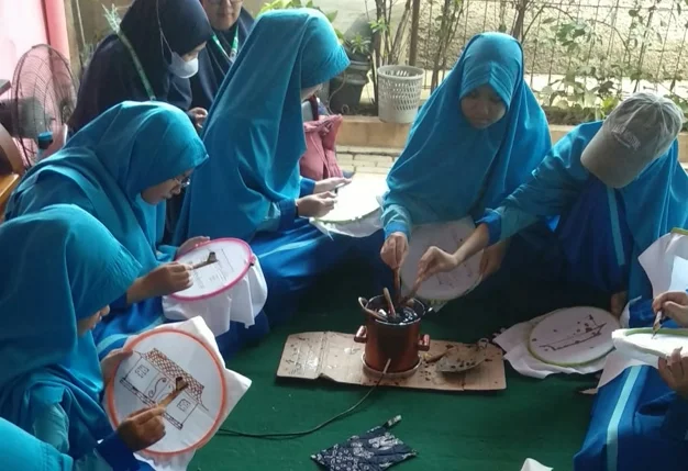 Siswi SMP IT Arkan Cendekia belajar mencanting kain Batik.